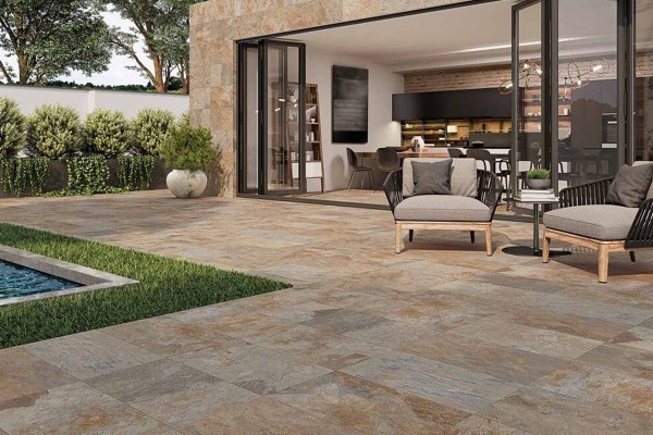 Transforma tus espacios con Ardesia de Gayafores: gres porcelánico efecto piedra que aporta elegancia natural y duradera, ideal interior/exterior