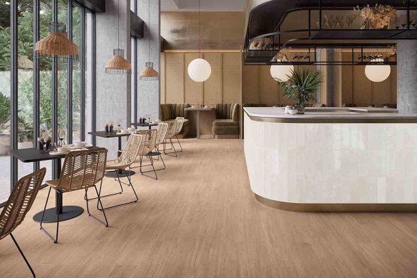 Gaia de Colorker: un porcelánico efecto madera que captura la esencia de la naturaleza en su diseño refinado y resistente. Disponible en 3 colores y acabado antideslizante.