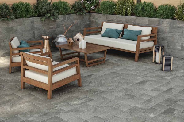 Revêtement de sol en grès cérame italien Tribeca, de Tuscania Ceramiche. Antidérapante et résistante, elle recrée la beauté de la pierre naturelle.