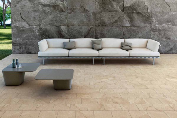 Revêtement de sol en grès cérame italien Tribeca, de Tuscania Ceramiche. Antidérapante et résistante, elle recrée la beauté de la pierre naturelle.