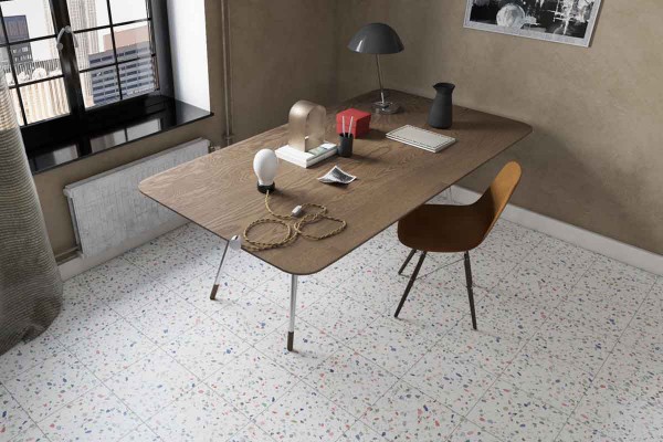 Codicer presenta una colección de gres porcelánico efecto terrazo pulido Venice de Codicer, en varios formatos y con fondo blanco y negro.