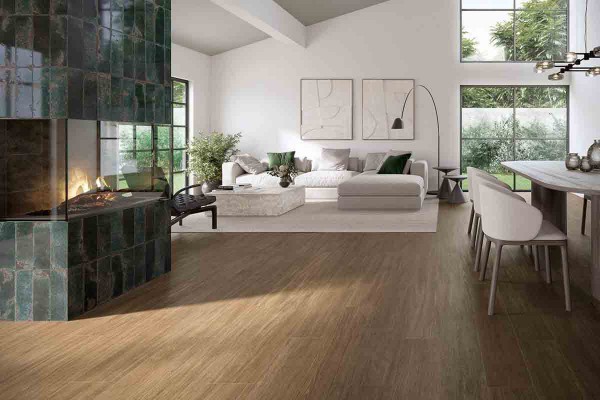 Gaia de Colorker: un porcelánico efecto madera que captura la esencia de la naturaleza en su diseño refinado y resistente. Disponible en 3 colores y acabado antideslizante.