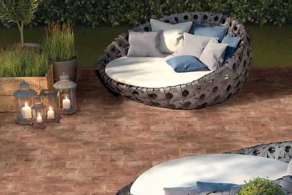 Descubre la belleza atemporal de la colección Tuscolana de Tuscania Ceramiche para interiores y exteriores. ¡El encanto del barro natural en tu hogar! 