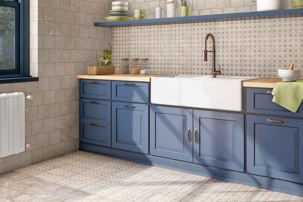 Descubre la elegancia y durabilidad del gres porcelánico Travertine de Mainzu en Mytile.online. Disponible en distintas tonalidades y decoraciones.